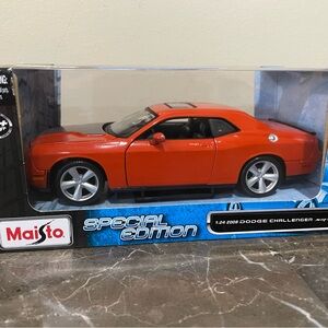 Maisto Diecast 1:24 Scale 2008 Dodge Challenger SRT8 NIB